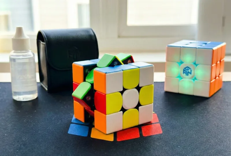 Jenseits des Würfels: Wie das richtige Zubehör deine Lösungsgeschwindigkeit steigert